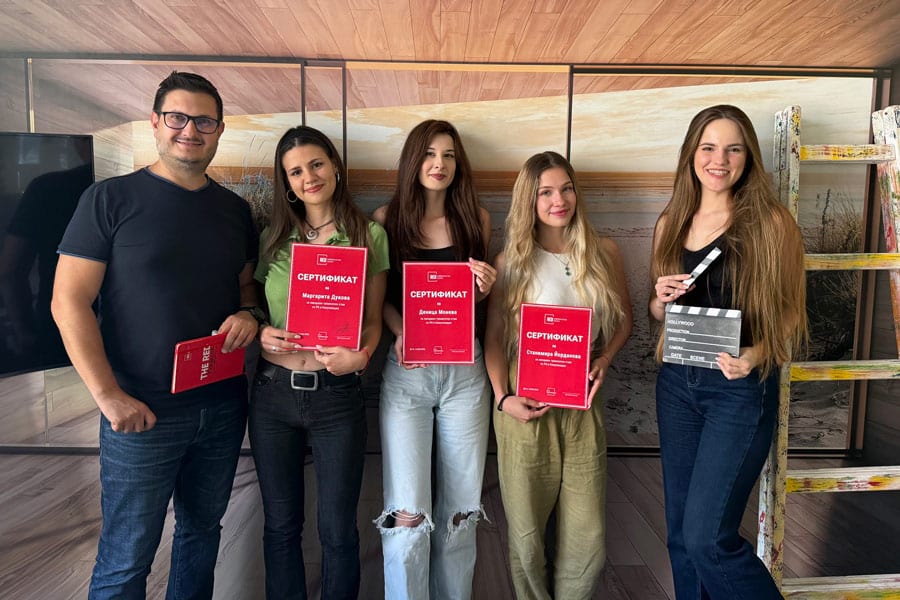 РЕД Комюникейшън стажанти, които държат сертигикати за завършен стаж